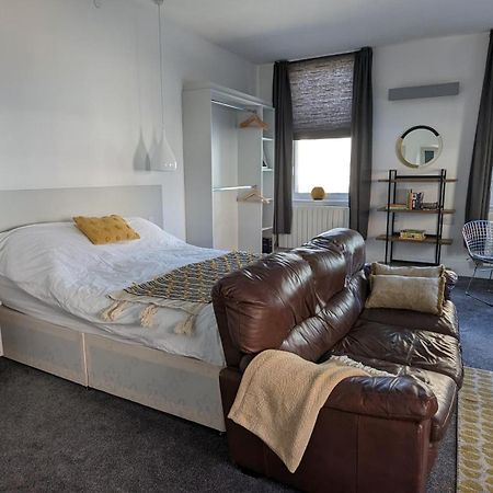 Gorgeous Comfortable Apartment On The High Street Merthyr Tydfil Exterior photo