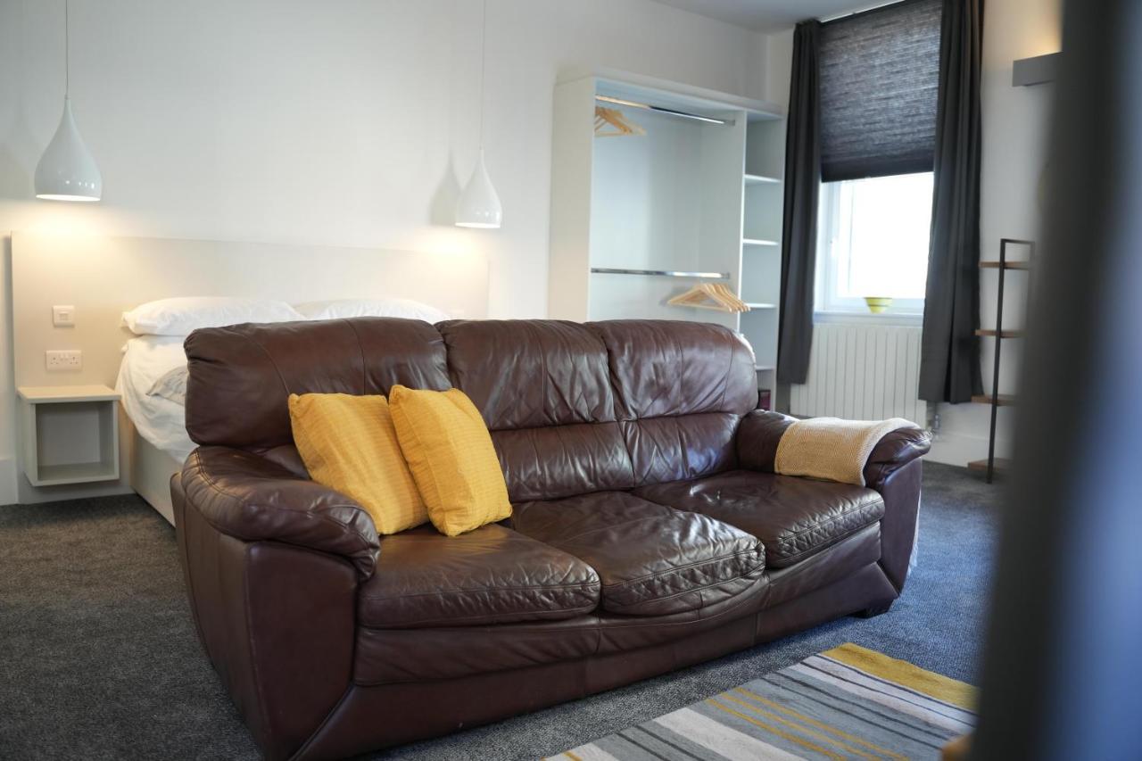 Gorgeous Comfortable Apartment On The High Street Merthyr Tydfil Exterior photo