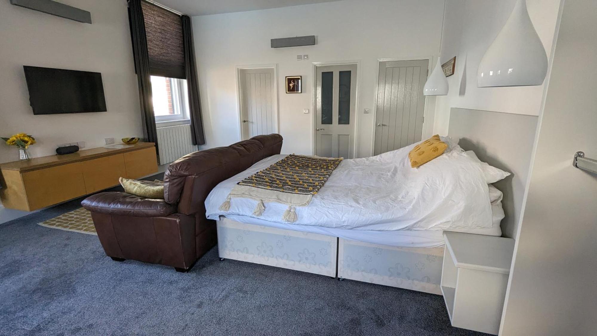 Gorgeous Comfortable Apartment On The High Street Merthyr Tydfil Exterior photo